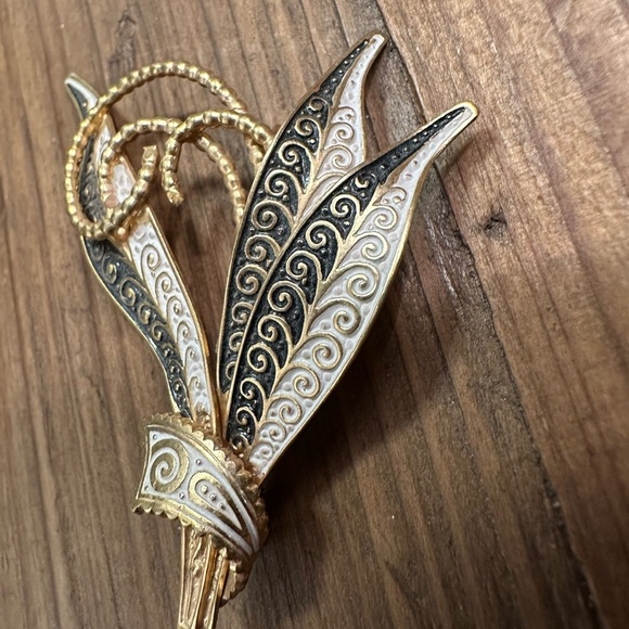 Elegant Black and Gold Brooch - Picture 2 of 3